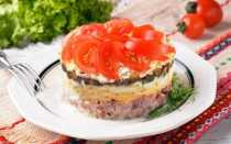 Салат Чикаго с копченым окорочком, помидорами, грибами слоями