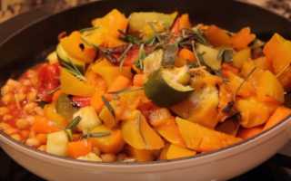 Тушеная тыква на сковороде с луком, морковью, овощами, мясом